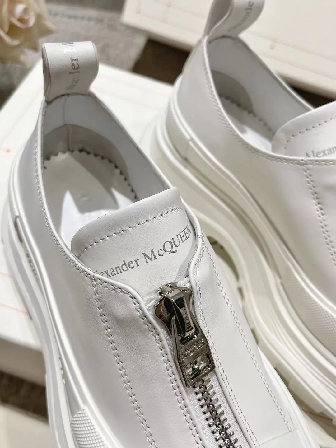 👟👟Ex-factory price 600👟👟 Men's size +10 2023 McQueen classic hot style, top version! ALEXANDERAIexanderMcQUEEN✅ has been certified. The latest 2023 counters will be launched at the same time, international T stage catwalk models. 💯Purchased from top ZP, the original version is 1:1 customized, perfectly reproduced, embellished with waterproof zippers on off-road inspired clothing, with imported anti-wear super soft sock cuffs, 3D glue bright strips, excellent comfort, outsole: original TPU double-layer combination outsole. Fabric: Imported silk cow leather Lining: Imported super soft Lycra/space cloth Foot pads: Imported silk sheepskin Size: 35-40 for women, 39-45 for men. Color: all black, black and white, all white, (add 10 for men’s model)
